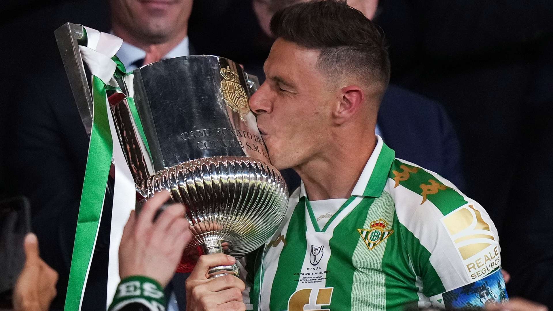 面对新冠疫 面对新冠疫