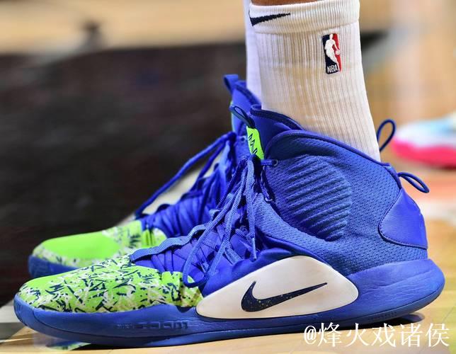 小史密斯身着蓝色Select3.0,高效斩获16分10篮板4助攻 小史密斯身着蓝色Select3.0,高效斩获16分10篮板4助攻