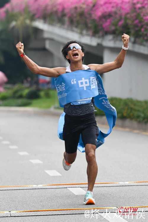 全运会历史首个跨境马拉松何杰夺冠 全运会历史首个跨境马拉松何杰夺冠